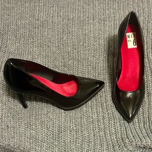Mix No. 6 black patent leather pumps